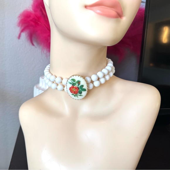 White Floral Beaded Choker Necklace - Picture 4 of 8